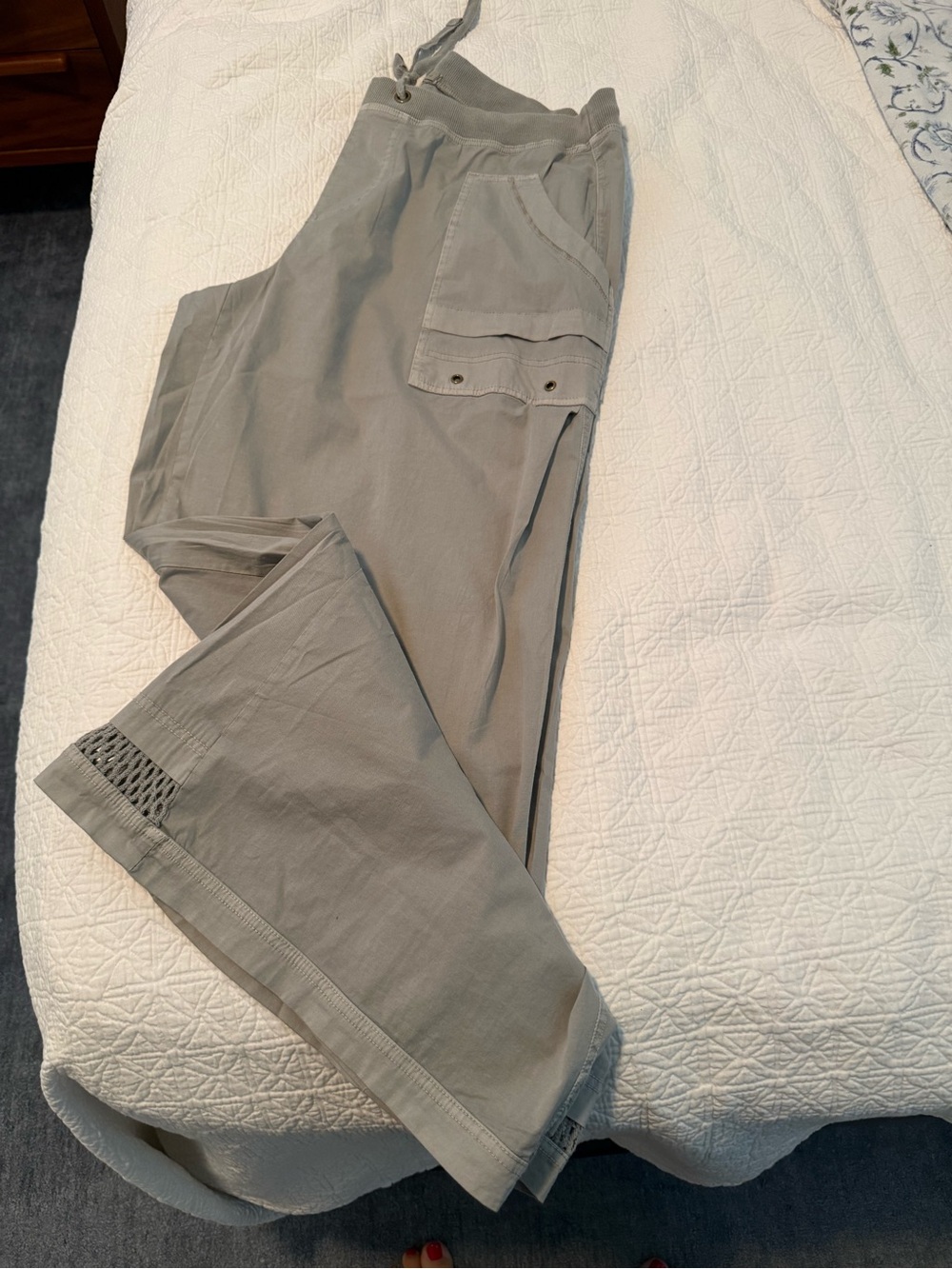 XCVI Women’s Light Gray Cargo Drawstring Pants.